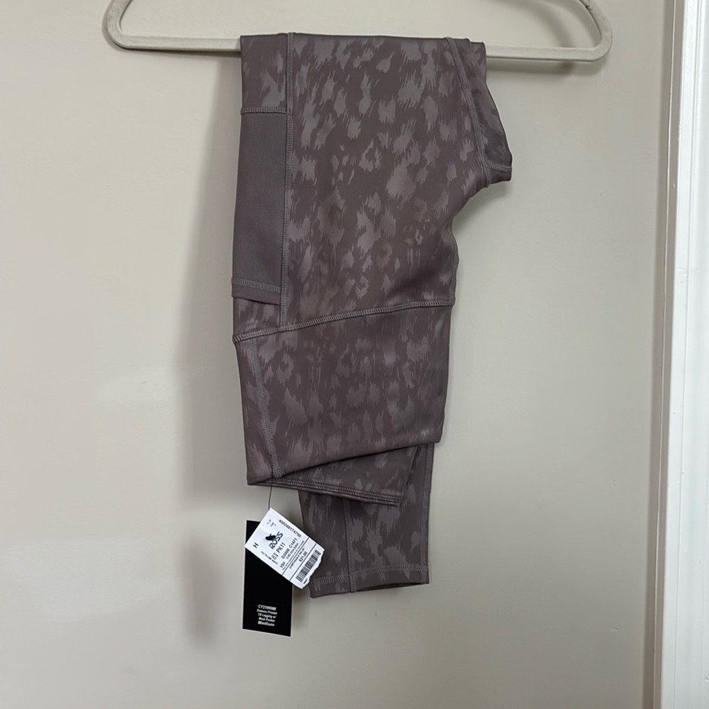 Women’s (M) LegEnd Active leggings. 7/8 legging with mesh pockets